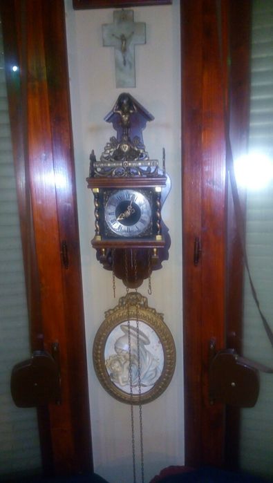 Стенен часовник направен от порцелан