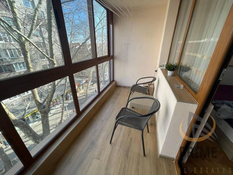 Дава се под наем Двустаен апартамент в Бургас, Център - 60 кв.м за 459 € - Снимка #2