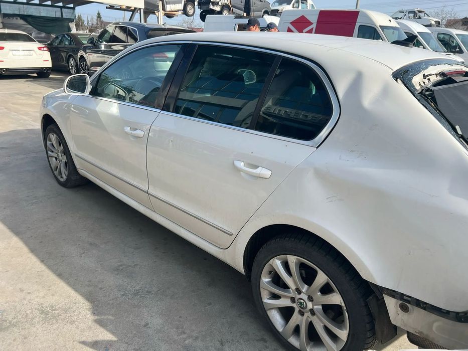fata completa :capota,far xenon,bara,trager ,aripa skoda superb 2