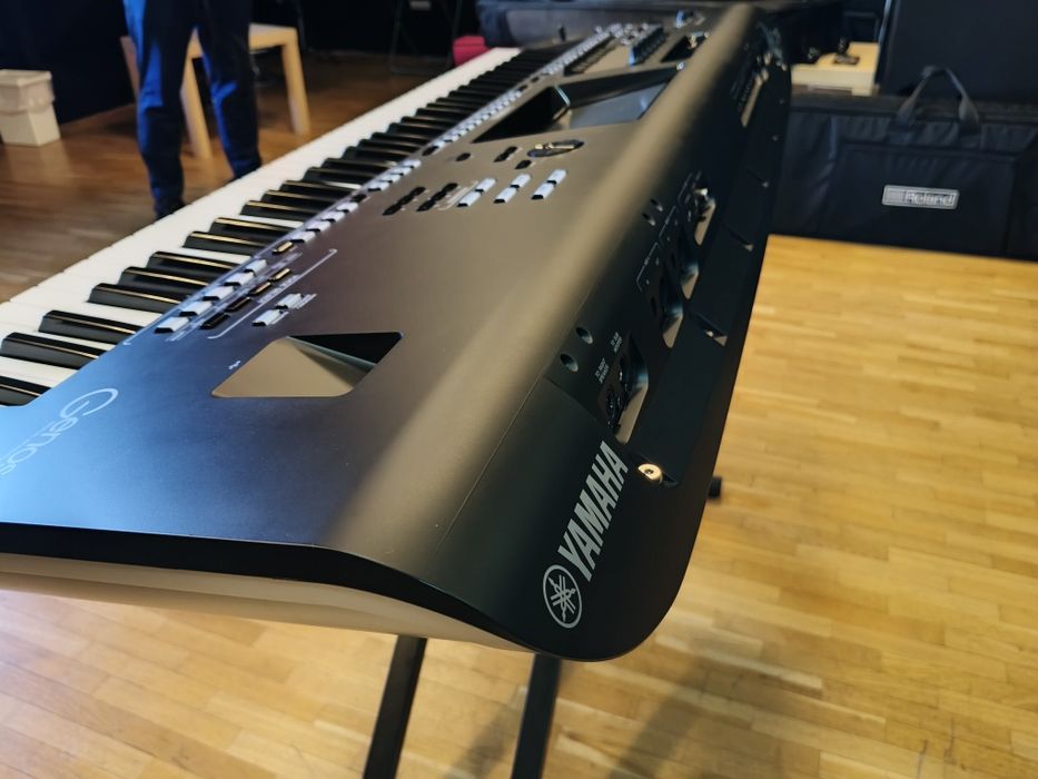 Vând Yamaha Genos 1 , nou