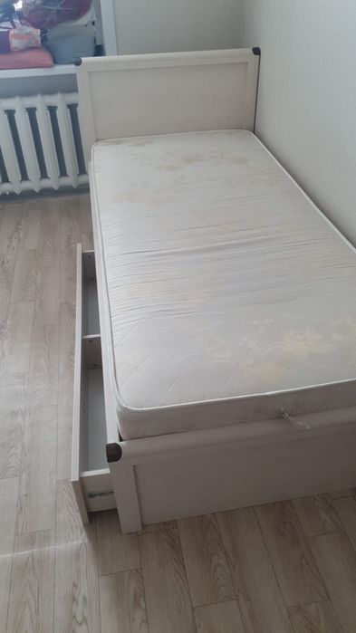 Шкаф, кровать и водонагреватель