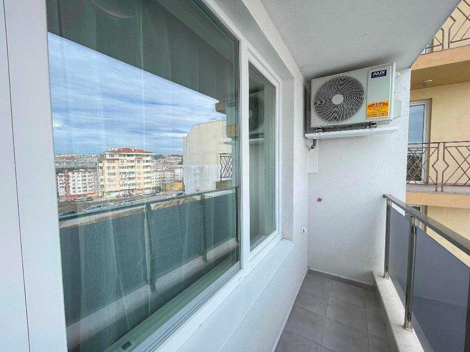 Двустаен обзаведен апартамент с две покрити паркоместа