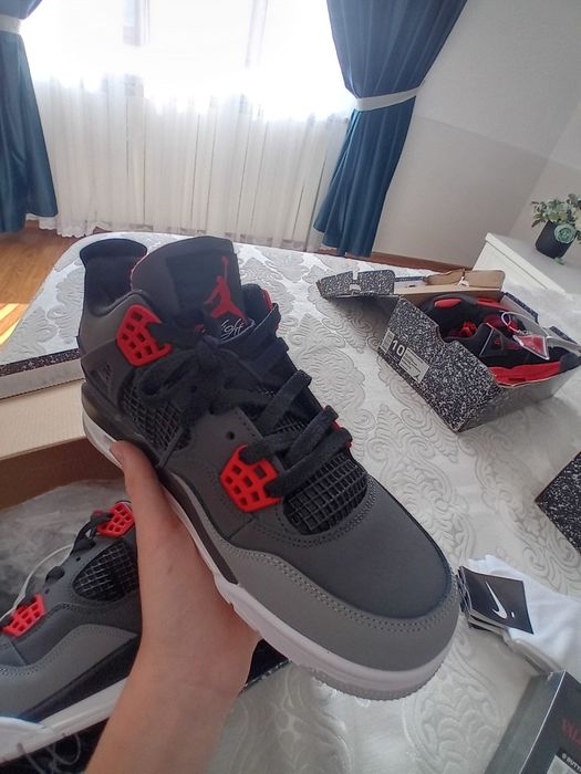 Air Jordan 4 noi + o pereche de șosete