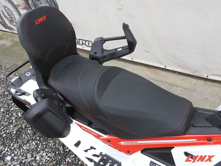 Snowmobil Lynx Adventure Electric Touchscreen 137 2025