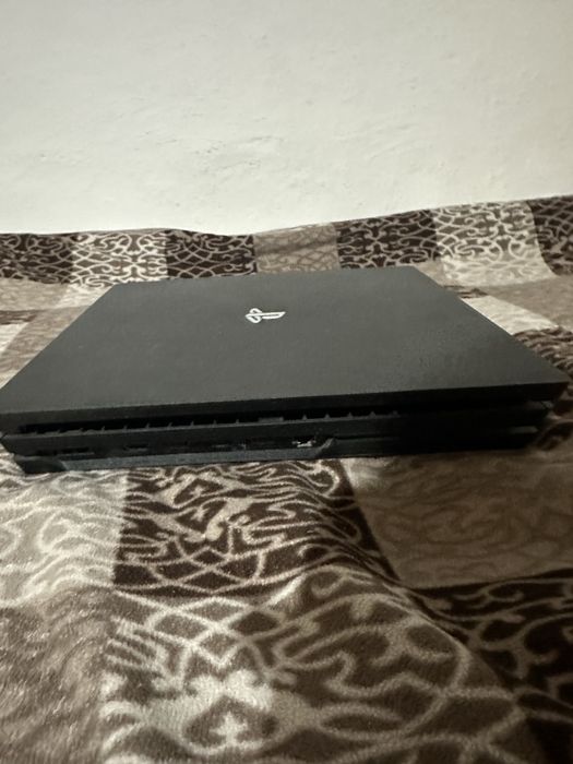 Продавам ps 4 pro 1 tb
