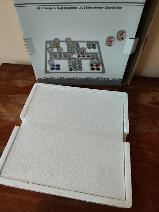 Парти игра с чаши за шот Не се сърди човече