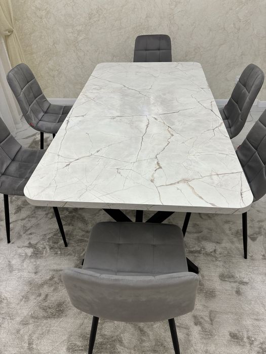 Продается Кухонный стол и стулья