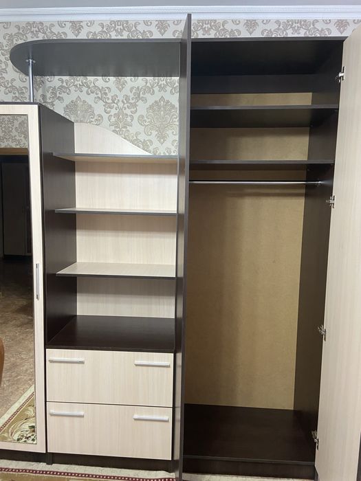 Продам шкаф с зеркалом