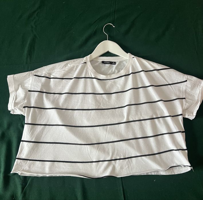 Tricou crop top lejer si elegant  Bershka