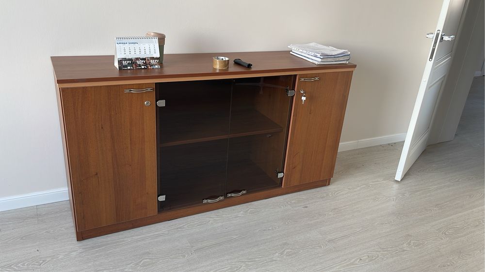 Хороший качественный стол можно в офис можно в квартиру закрывается