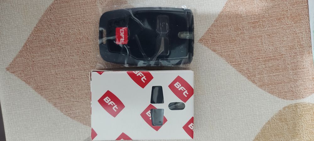Vând telecomanda porți garaj BFT Mitto 2 -4 butoane ,frecvență 433,92