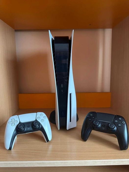 PS5 Disc Edition 825GB + 2 controllere DualSense (alb + negru) | Stare foarte bună