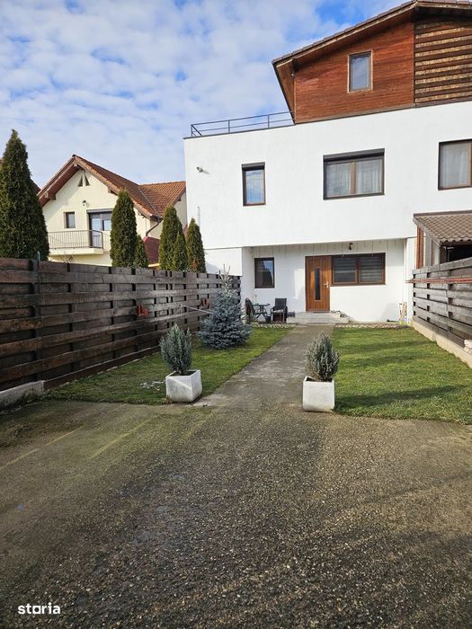 Vand apartament 3 camere decomandate , la vila + curte individuala