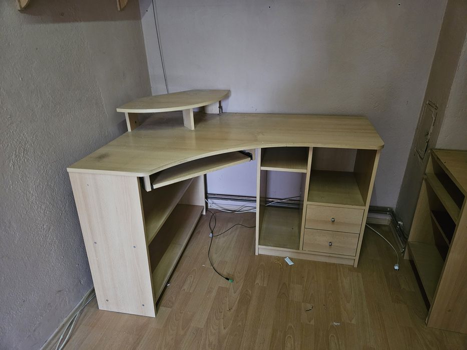 Vând birou pe colt 1.35x95x50