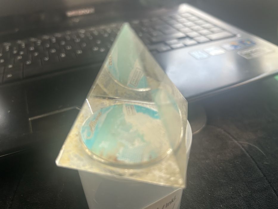 Прозрачна малка пирамида