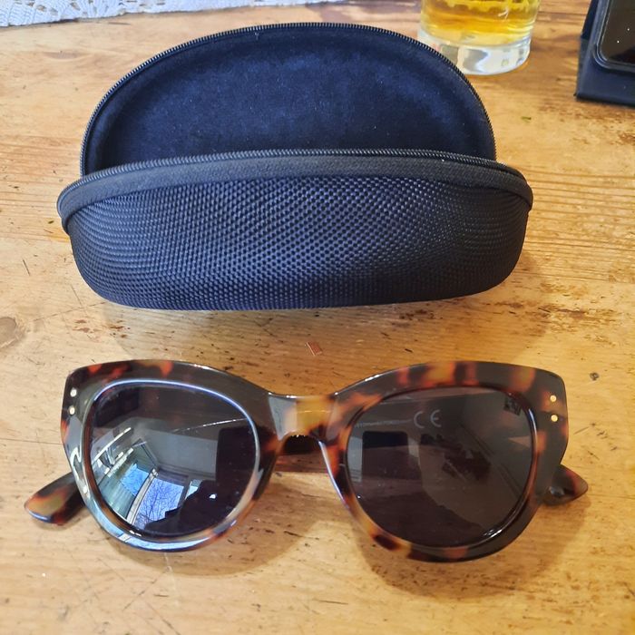 Продавам слънчеви очила