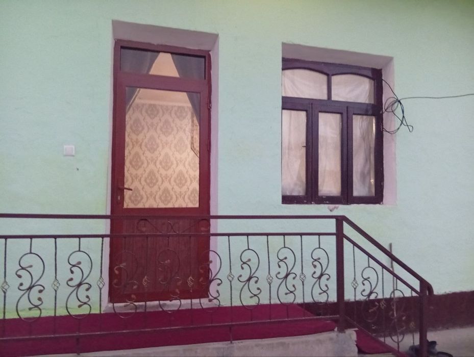 Hovli uy sotiladi