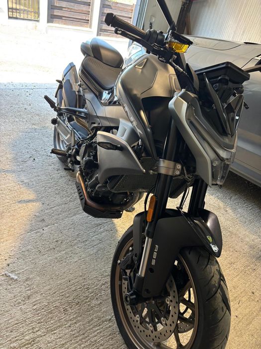 CFmoto 800 NK 2025 traction control 1800 km garantie 2030