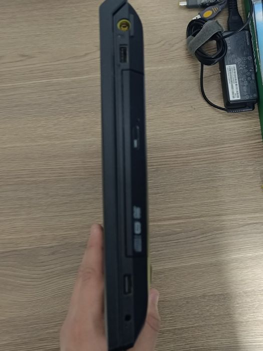 Noutbuk Lenovo B590 500/4Gb sotiladi