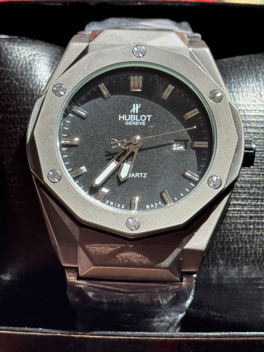 Продаются мужские часы.