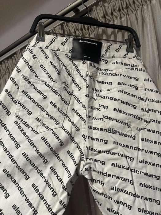 Бели дънки с надписи