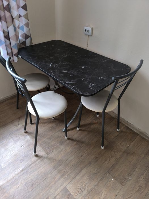 Кухонный стол и стулья