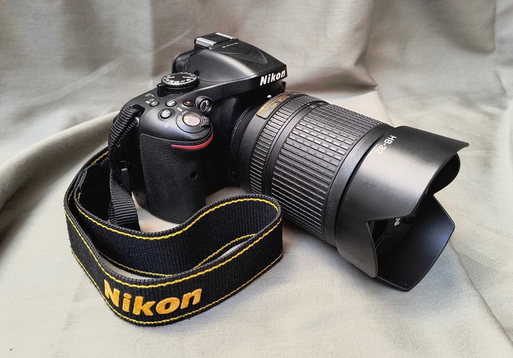 Nikon D5200 + obiectiv Nikon 18-55 mm + accesorii