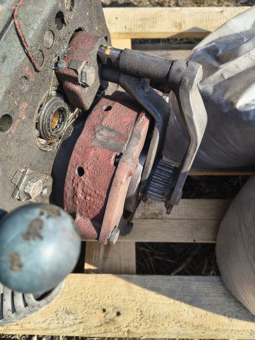 Vând cutie de viteze cu 3 reductoare pentru tractor fiat cu motor ARO.