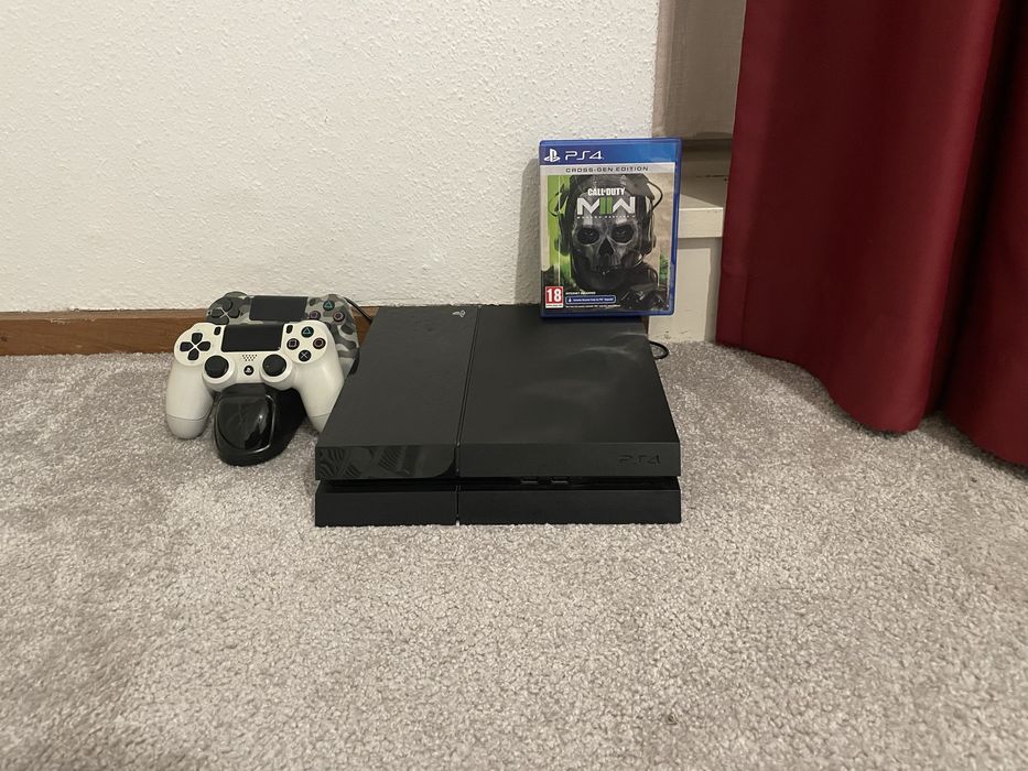 PS4 inpecabil doua manete și 1 joc