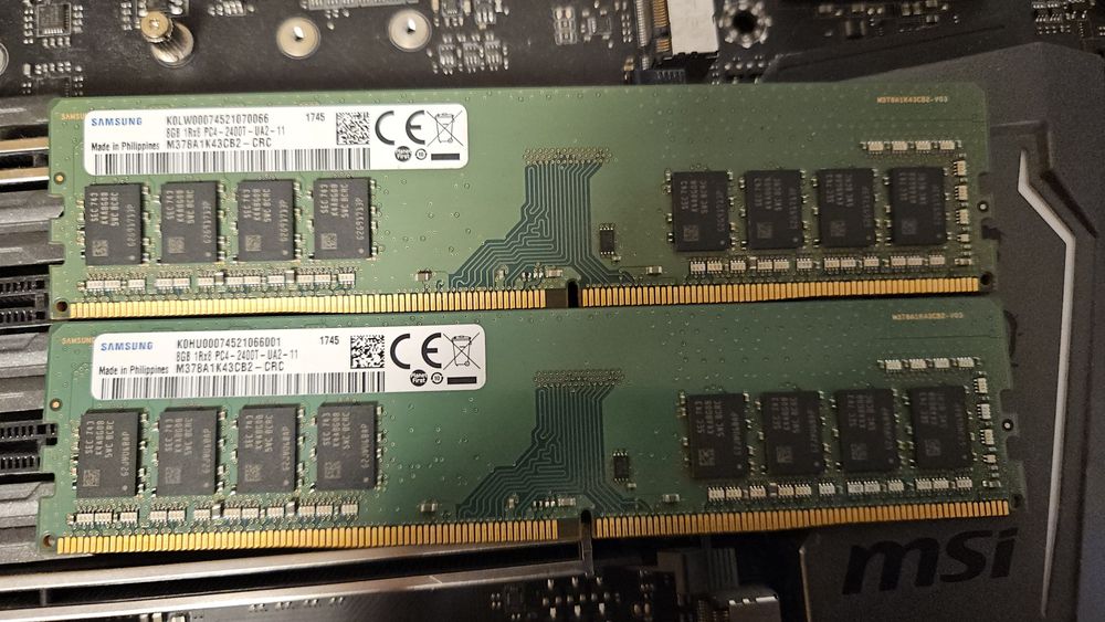 Plăcuțe RAM DDR4 16GB