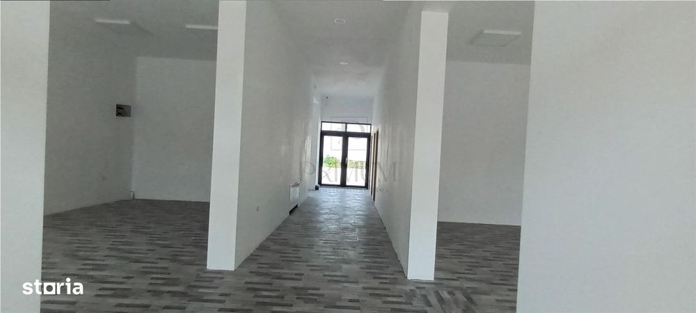 Spatiu Comercial cu 3 usi din sticla si vitrine mari - Elisabetin