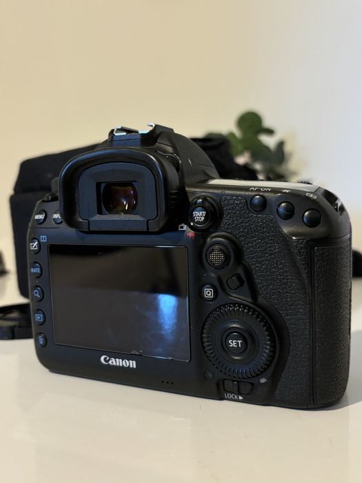 Canon 5D Mark IV + Canon 24-70mm f/2.8 L2 + 3 baterii + 2 incarcatoare