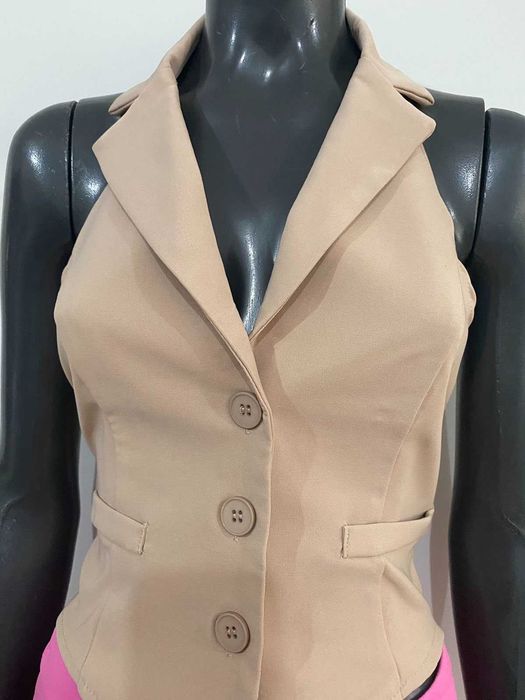 Небрежен асиметричен потник бежов с гол гръб