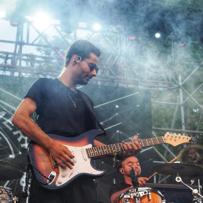 Lecții chitară electrică, bass & acustică pentru toate nivelurile. Înveți rapid, practic, pe piesele tale preferate.