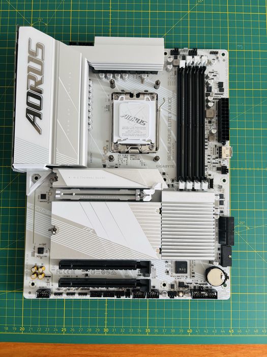Placa de baza Gaming AM5 b650e aorus gigabyte ice alba