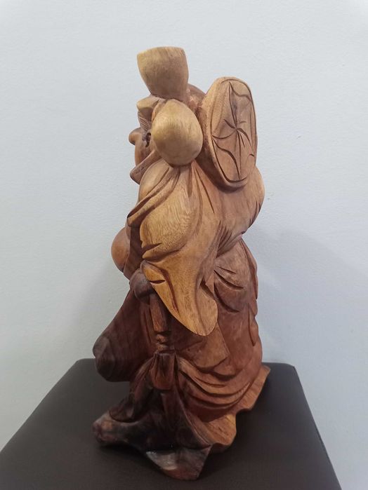 Голяма скулптора от дърво Буда