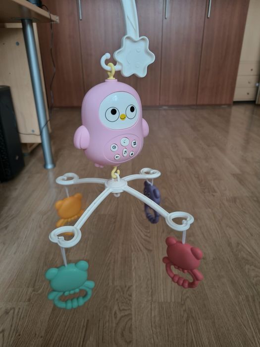 Carusel   Carusel muzical pentru pătuț bebe – model pinguin roz