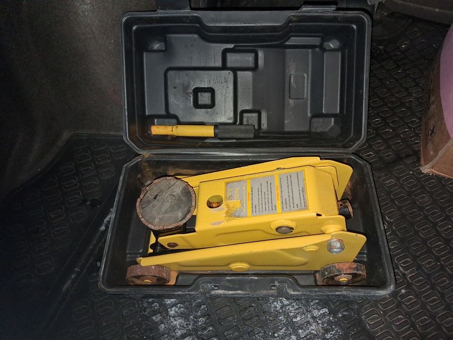 Домкрат подкатной в кеисе.