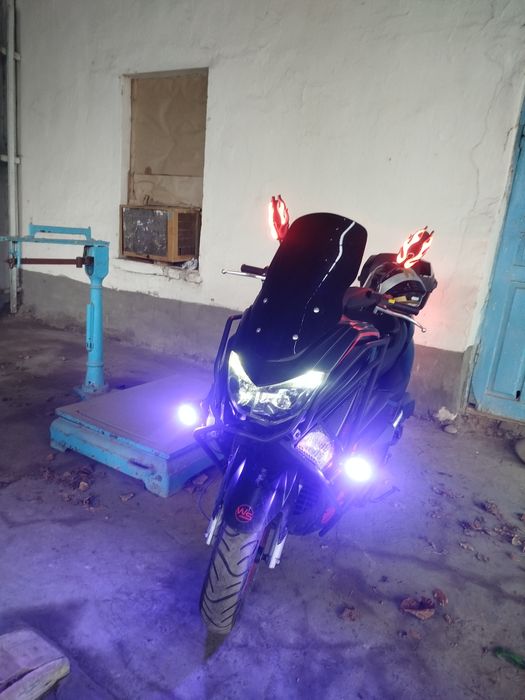 Yamaxa N MAX sotiladi 
180 kub
Tezligi 120 
Benzin rasxoti 4/5 litr
Xo