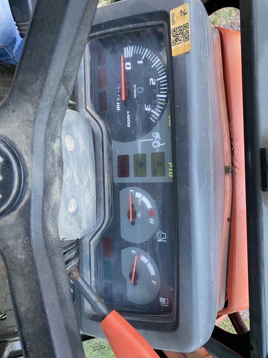 Трактор Kubota STV32 с оригинален челен товара