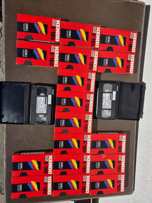 Vând 20 casete video VHS originale Kendo  de 180 minute colectie de filme ,diferite genuri ( actiune,sf,drama,triler,western)

- Lot 12 casete video V