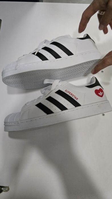 Продам красовки adidas