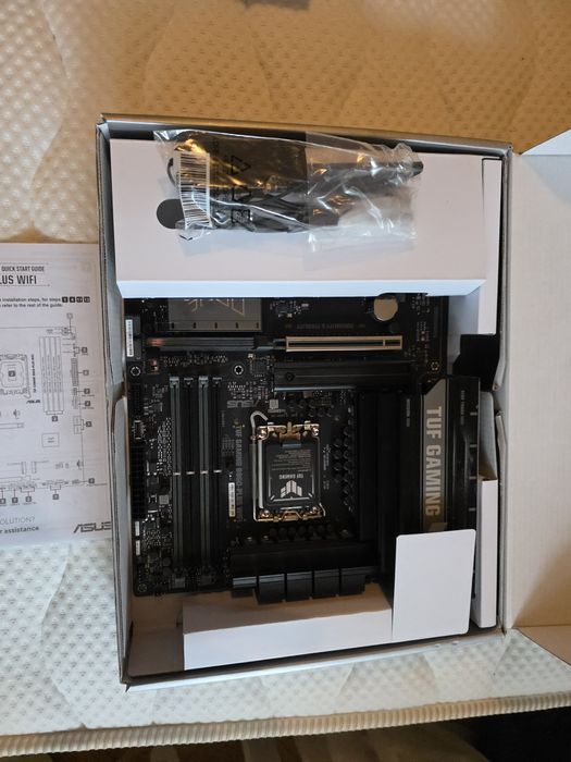 Продавам дънна платка Asus TUF B860 Plus Wifi