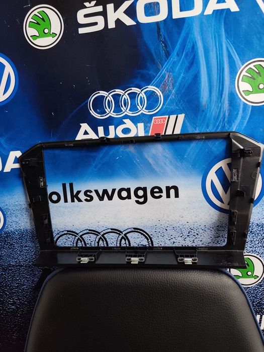 Ramă Piano Black 8 inch VW Passat B8 / Passat B8.5 / Arteon OEM
Se ofe