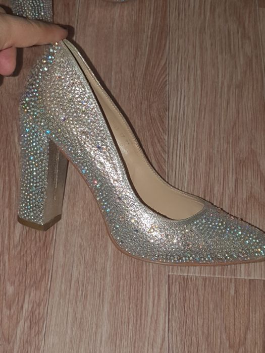 Продам туфли со стразами