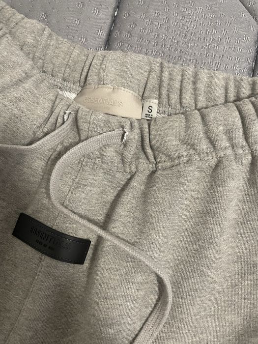 pantaloni essentials