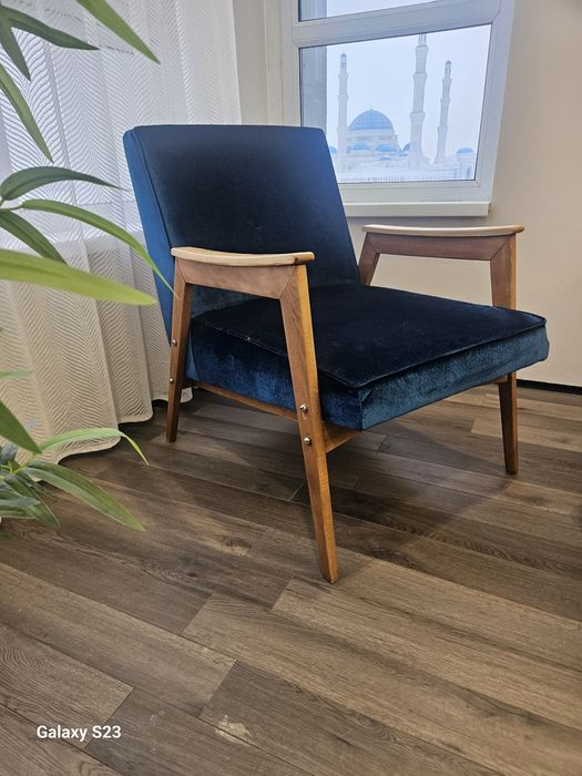 Продам кресло часы зеркало со стульями стол.