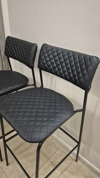 Продам 2 барных стула новые
