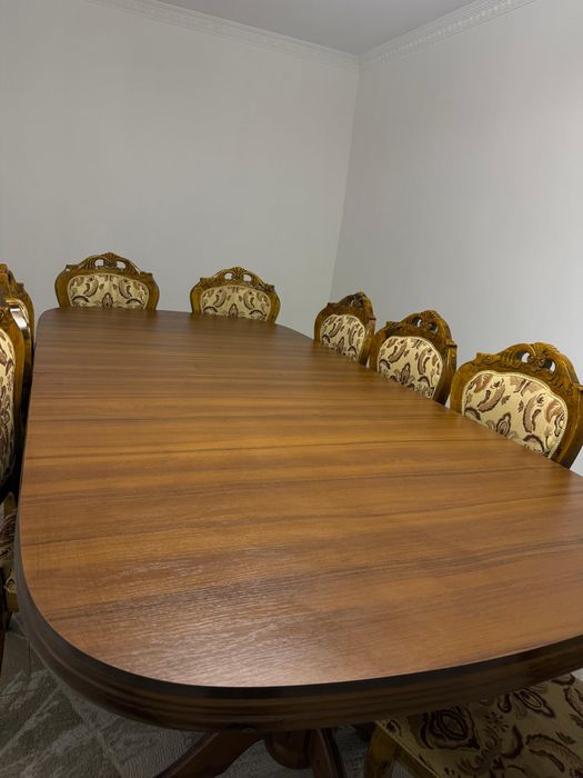 Стол стулья для гостевой комнаты