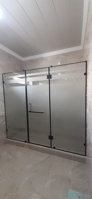 Стеклянные душевые кабинки